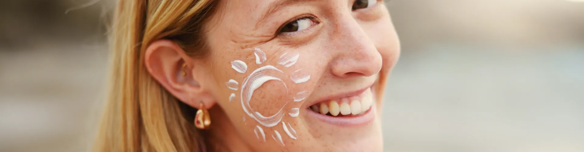 beaute-femme-peau-creme-soleil-protection